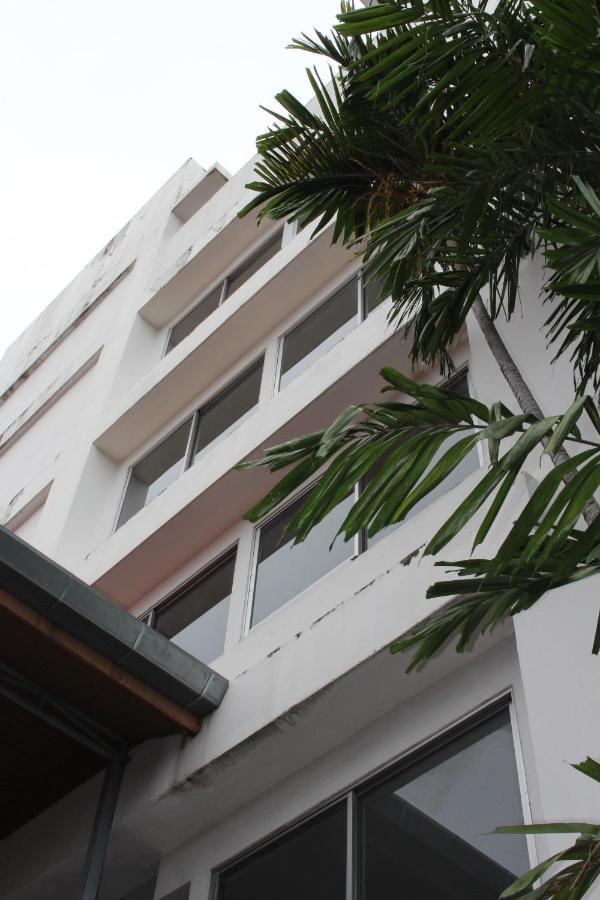 Oyo 75409 Premium The Family Hotel Chiang Mai Extérieur photo